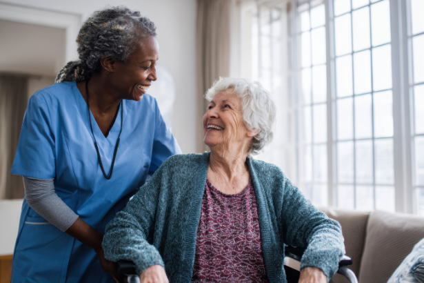 Sindnapi - Sindicato Nacional dos Aposentados, Pensionistas e Idosos reforça práticas simples que transformam ambientes em espaços mais seguros para a terceira idade.