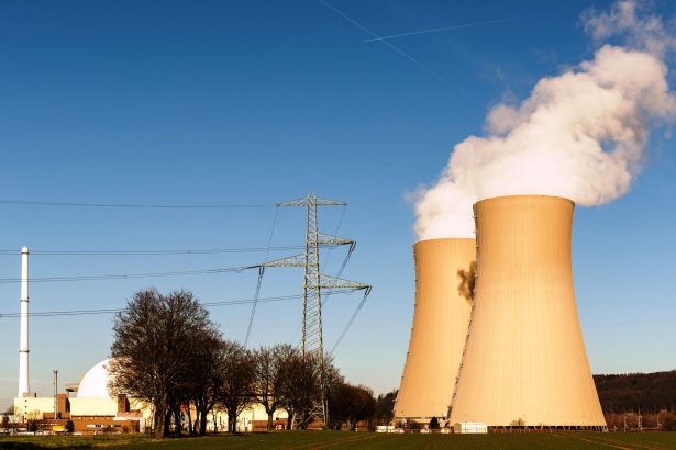 Torres de resfriamento e linhas de transmissão de uma usina nuclear em Hameln, na Alemanha.