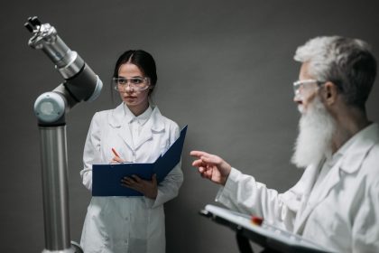 Pesquisadores em laboratório analisam uma tecnologia robótica, simbolizando inovação e colaboração científica.