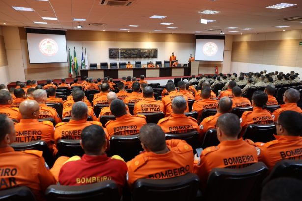 Bombeiros em uniformes laranja participam de uma sessão de treinamento estratégico no Mato Grosso.
